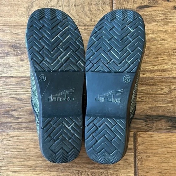 Dansko Professional Leather Clog Comfort Shoe in Sage Honeycomb Metallic Texture - Picture 11 of 13